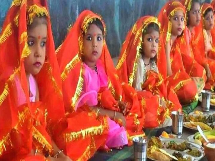 कैसें करें कन्या पूजन – कन्या पूजन के लिए सबसे पहले आपको कन्याओं के हाथ-पैर धुलवाकर, उन्हें आसन पर बिठाना चाहिए. इसके बाद उन्हें हलवा, पूड़ी और चने का भोजन कराना चाहिए. भोजन कराने के बाद सभी को  कुछ ना कुछ दक्षिणा देकर उनके पैर छूकर आशीर्वाद भी लेना चाहिए.
