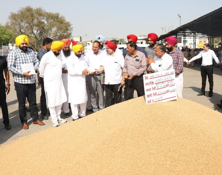 वहीं मंडियों का निरीक्षण करने के बाद उन्होंने अधिकारियों को निर्देश दिया कि गेहूं की बिक्री को लेकर किसानों को कोई परेशानी न हो.