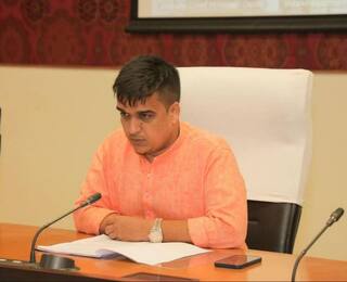 ગૃહમંત્રી હર્ષ સંઘવીએ ગુજરાતના ઉચ્ચ અધિકારીઓને આપી ચીમકી, જાણો શું છે મામલો