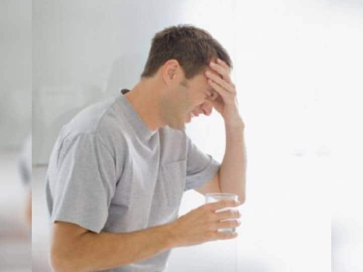 Drinking water while standing up will causes serious illness उभं राहून पाणी प्याल तर गंभीर आजारांना निमंत्रण द्याल! जाणून घ्या याचे दुष्परिणाम...