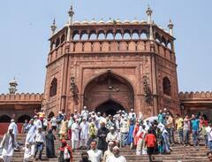 In Pics: रमज़ान के पाक महीने का पहला जुमा आज, नमाज़ियों से छलकी दिल्ली की जामा मस्जिद, देखें तस्वीरें