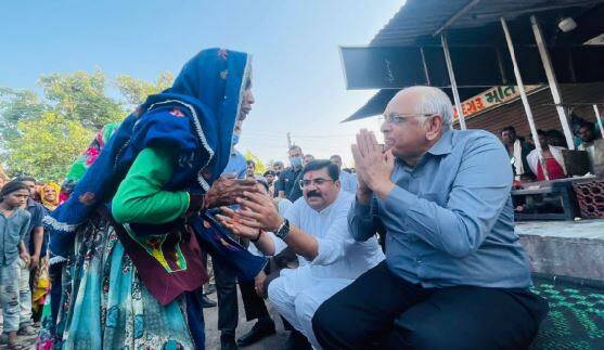 રસ્તામાં આવતી એક દુકાને તેઓ સામાન્ય નાગરિ ની જેમ જ અચાનક ઊભા રહી ગયા અને એક વડીલ સાથે પોતીકા ભાવથી વાતચીત કરી તેમના ખબર અંતર પૂછ્યા અને અહીં જે બાળકો હતા તેમની સાથે પણ વડીલ ભાવે સંવાદ કરી તેમના શિક્ષણ, શાળાની સુવિધા જેવી બાબતે પ્રાથમિક માહિતી મેળવી હતી.