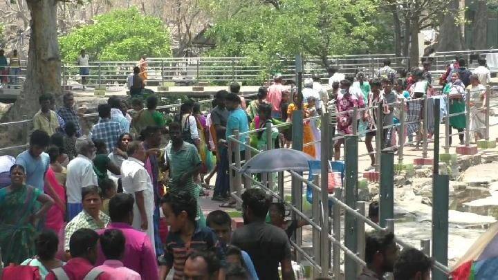 hogenakkal falls crowded with many tourists due to summer season and Dharmapuri green chilly price fall கொளுத்தும் கோடை வெயில் ஒகேனேக்கல்லுக்கு படையெடுக்கும் பொதுமக்கள்