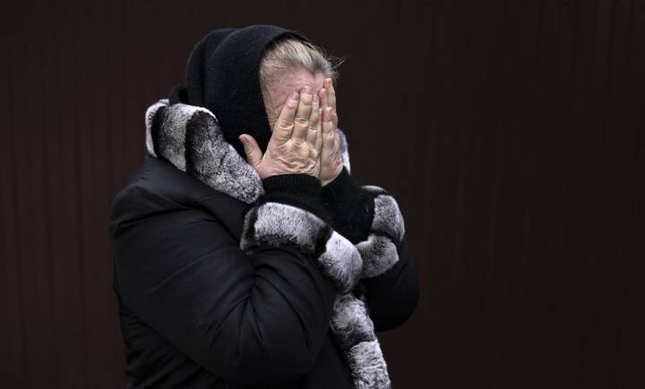 यूक्रेन के नेताओं ने कहा है कि रूस के सैनिक सबकुछ तबाह करके देश से वापस जा रहे हैं, जिसके चलते आने वाले दिनों में और अधिक भयावह मंजर देखने को मिल सकते हैं.