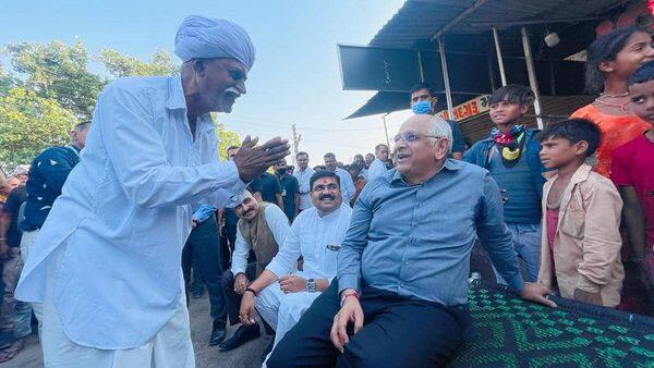 કોમન મેનની ભૂમિકામાં જોવા મળ્યા મુખ્યમંત્રી ભૂપેંદ્ર પટેલ. અંબાજીના કોટેશ્વરમાં આવેલી ચાની કીટલીએ ચા-નાસ્તો કર્યો હતો. કોટેશ્વરના લોકો સાથે વાત કરી ગામની સમસ્યાનો ચિતાર મેળવ્યો હતો.