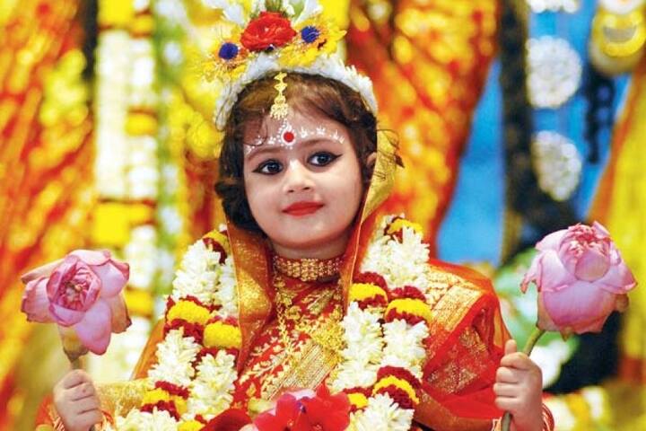 कन्या पूजन का महत्व – नवरात्रों के आठवें दिन कन्या पूजन किया जाता है. कहा जाता है कि अगर कोई भक्त घर में इस दिन नौ कन्याओं को भोजन करवाता हैं तो मां बहुत ही प्रसन्न होती हैं और उनकी सारी मुरादें पूरी करती हैं.