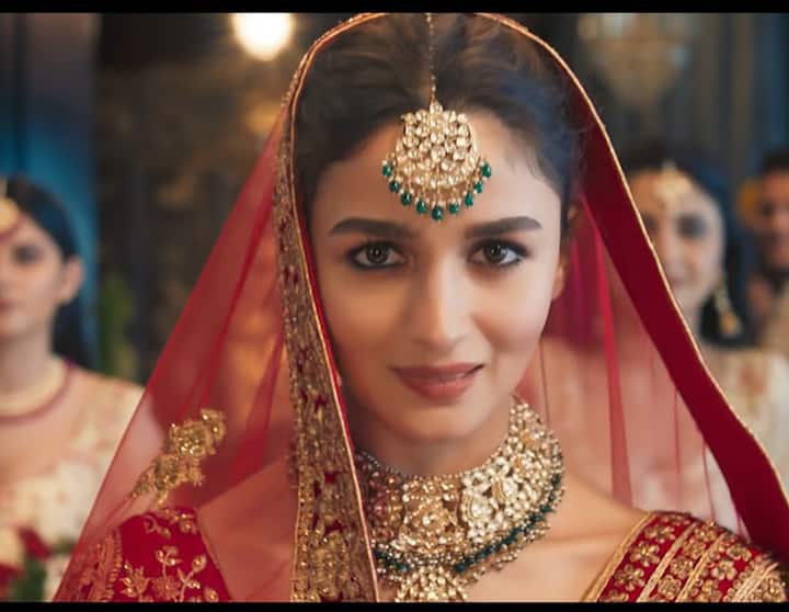 आलिया भट्ट  एक फेमस क्लॉथिंग ब्रांड के विज्ञापन में दुल्हन बनकर नज़र आती हैं.