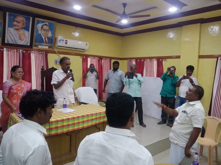 ஆரணி: அதிமுக துணைத்தலைவரை கீழே அமரச்சொன்ன திமுக நகரமன்ற தலைவர்?