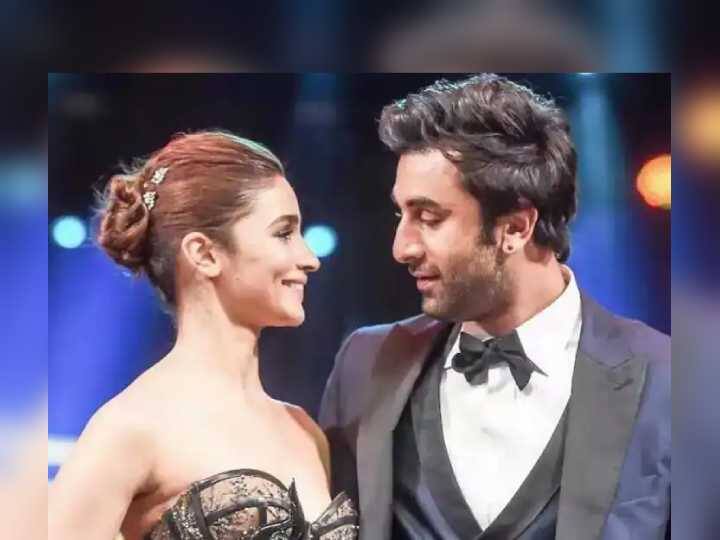 Alia Bhatt going to wear sabyasaachi’s designer lehenga on her special day Alia-Ranbir Wedding : आलिया भट्ट बनणार रणबीर कपूरची ‘नवरी’! ‘हा’ प्रसिद्ध डिझायनर बनवणार लग्नाचा पेहराव!  