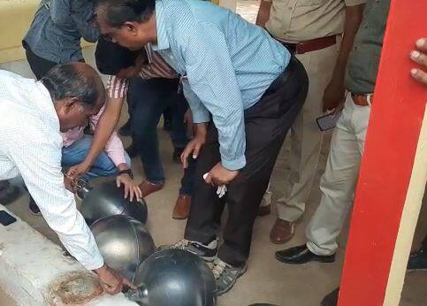 यावेळी जिल्हा प्रशासनाचे अधिकारी देखील उपस्थित होते.