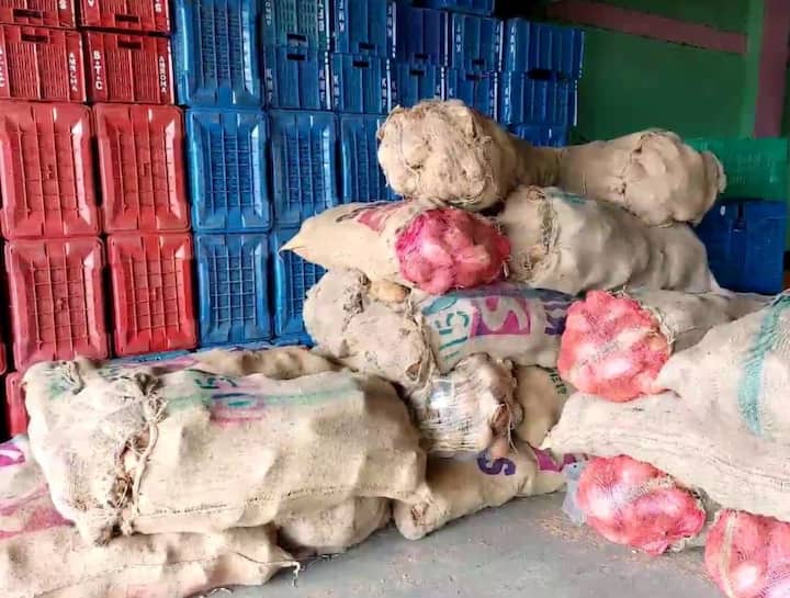 उत्तराखंड के हरिद्वार में पेट्रोल-डीजल की कीमत बढ़ने से फलों और सब्जियां काफी महंगी हो गई हैं. वहीं कीमतें बढ़ने की वजह से आम आदमी की थाली से कई सब्जियां गायब हो गई हैं, वहीं महंगे फल खरीदने से भी लोग तौबा कर रहे हैं.