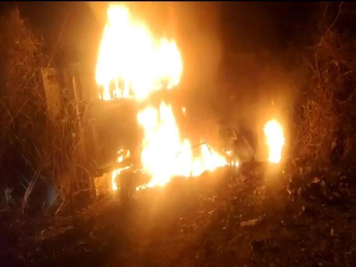 Madhya Pradesh Sehore Due to road construction, fire broke out in dumper overturned uncontrollably ANN Sehore News: सीहोर में रोड बनाने के दौरान डंपर पलटने से लगी आग, मौके से जान बचाकर भागे ड्राइवर-क्लीनर