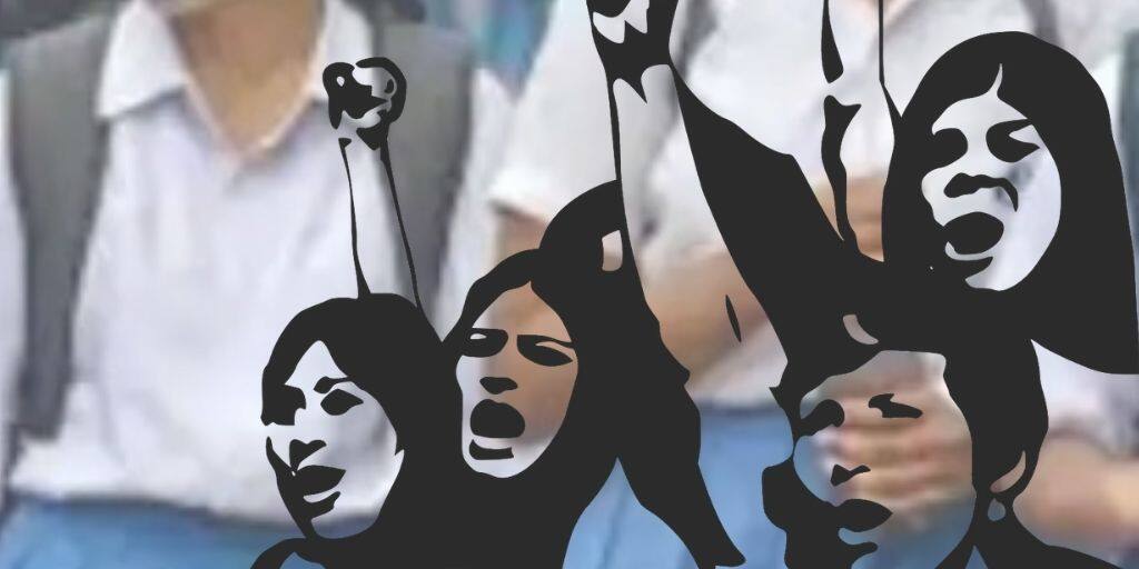 Jalpaiguri School News Alumni protest against blue-and-white school uniforms Jalpaiguri School News : 'মিড ডে মিলের টাকা লুঠ , আর স্কুলের পোশাক পরিবর্তন', স্কুলের ইউনিফর্ম নীল-সাদা করার প্রতিবাদ প্রাক্তনীদের