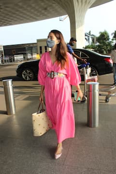Shahid Kapoor's Wife Mira Rajput Looks Pretty In Pink Comfy Yet Stylish Airport Look- See Photos