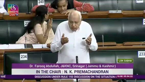 Shashi Tharoor Talk With Supriya Sule Leads to Memes Flood: శశి థరూర్ ను ఓ ఆటాడేసుకున్న మీమర్స్