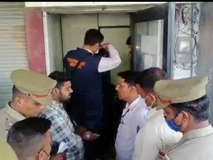 Meerut Rs 9 lakh looted by Axis Bank ATM police engaged in investigation ann Meerut News: मेरठ में बदमाशों के बेखौफ हौसले, एक्सिस बैंक का एटीएम काटकर लूटे 9 लाख रुपये, जांच में जुटी पुलिस