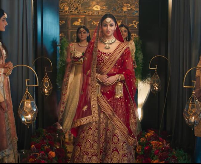 इस ब्रैंड के  लिए आलिया एक बार नहीं एक से ज्यादा बार दुल्हन बन चुकी हैं.विज्ञापन में महरून रंग का लंहगा पहने आलिया काफी खूबसूरत भी लगी हैं.