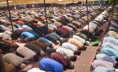 In Pics: रमज़ान के पाक महीने का पहला जुमा आज, नमाज़ियों से छलकी दिल्ली की जामा मस्जिद, देखें तस्वीरें