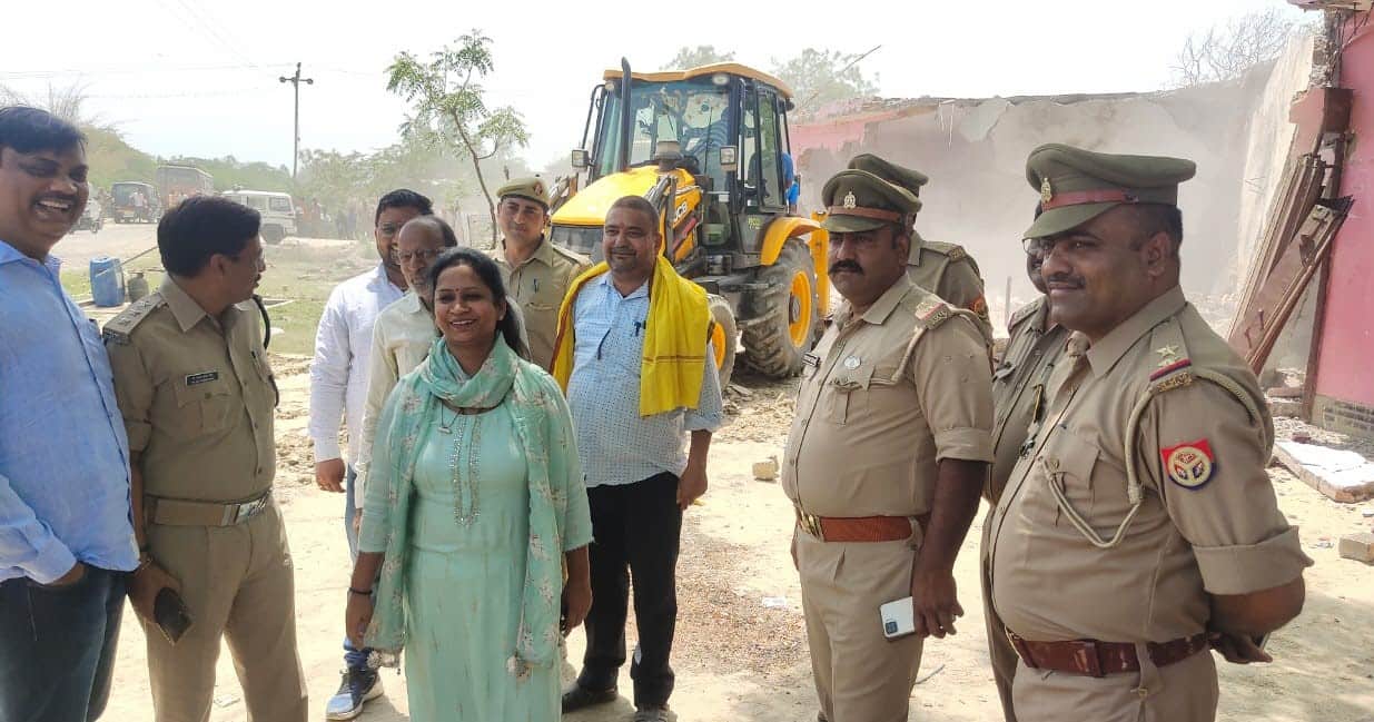 Amethi News: अमेठी में जिला प्रशासन ने वन विभाग की जमीन को कराया कब्जा मुक्त, अवैध कॉम्पलेक्स पर चलवाया बुलडोजर