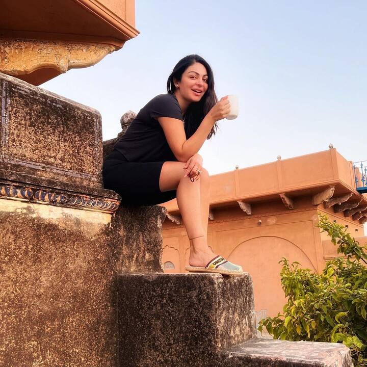तस्वीरों को शेयर करते हुए नीरू ने लिखा कि, अगले 30 दिनों के लिए घर…कॉफ़ी…#सूर्यास्त #राजस्थान #launglaachi2. ब्लैक आउटफिट पहने नीरू काफी फिट भी लग रही हैं.