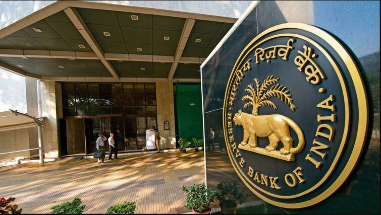 RBI imposed sanctions against Shushruti Souhard Sahakara Bank Niyamita હવે આ બેંકના ગ્રાહકો 5 હજારથી વધું નહીં ઉપાડી શકે, ક્યાક તમારુ ખાતુ તો નથી ને!