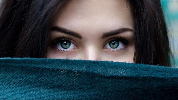 পার্লারে গিয়ে ৫ মিনিট। তাতেই বদলে যায় মুখের আদল। তাই শত ব্যস্ততা থাকলেও ভ্রূ তুলতে তুলতে ছুটে যান মেয়েরা।