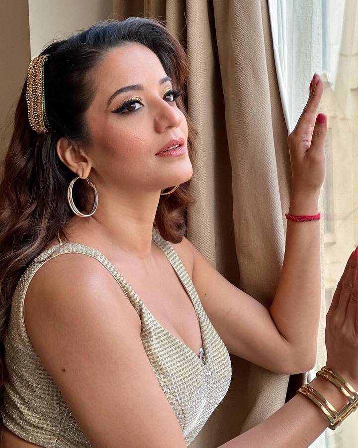 मोनालिसा  का नाम इंडस्ट्री की टॉप एक्ट्रेस की लिस्ट में शुमार है. मोनालिसा की फैन फॉलोइंग पिछले कुछ सालों में काफी बढ़ी है.