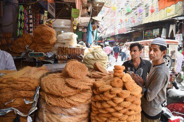कहा जाता है इस्लाम के आखिरी पैगंबर हजरत मोहम्मद ने भी अपना रोजा 3 खजूर और पानी पीकर ही खोला था. बस तभी से खजूर को रमजान का एक महत्वपूर्ण हिस्सा बना दिया गया है.