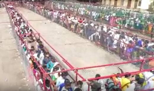 Heavy Rush at Tirumala | Weekend Effect in Tirumala: గంటలకొద్దీ వెయిట్ చేస్తున్న భక్తులు | ABP Desam