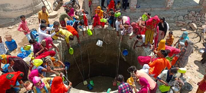 रोहट के दर्जनों गांवों की इस बदहाली के लिए प्रशासन काफी हद तक ज़िम्मेदार है. साल 2002 में जोधपुर के कुडी इलाके से मीठा नहरी पानी पहुंचाने के लिए करीब चालीस किलोमीटर लम्बी पाइप लाइन बिछाई गई थी. ये पाइप लाइन रोहट तक आ रही है, लेकिन रख रखाव की कमी की वजह से ये पाइप लाइन जर्जर हो गई और अब मुसीबत देख कर इस पाइप लाइन की सुध ली जा रही है.