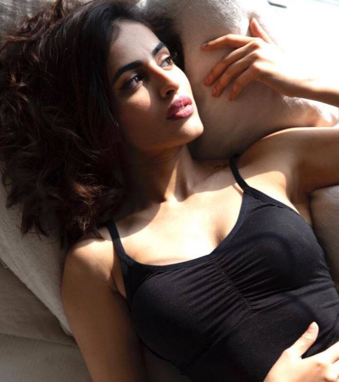 બ્લેક ડ્રેસમાં પ્રિયાએ ઈન્સ્ટાગ્રામ પર તસવીરો શેર કરી છે. આ તસવીરોમાં તે ખૂબ જ સુંદર લાગી રહી છે.