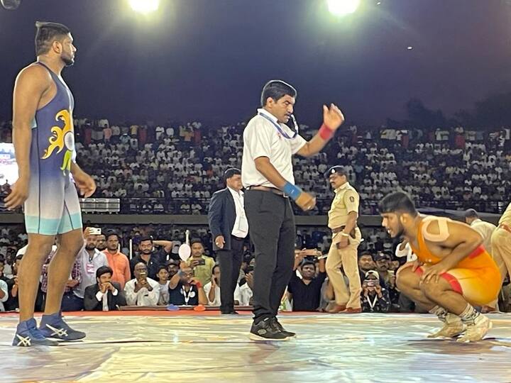 यंदाच्या 'महाराष्ट्र केसरी' (Maharashtra Kesari Kusti Championship) स्पर्धेला सुरुवात झाली आणि बघता बघता किताबाच्या कुस्तीची वेळही जवळ आली आहे. आज म्हणजेच 9 एप्रिलला महाराष्ट्र केसरी किताबाची कुस्ती मॅटवर रंगली.