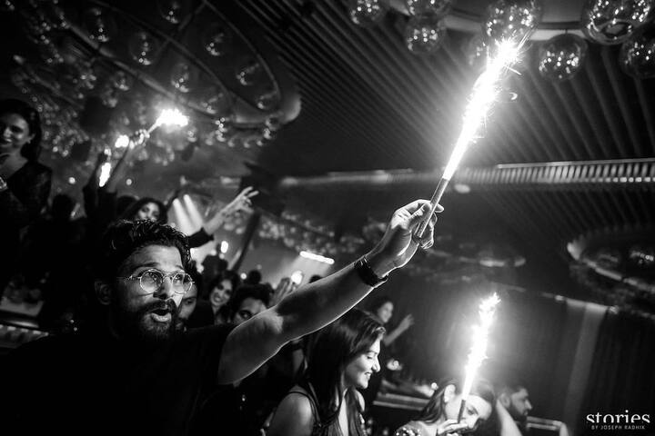 ਅੱਲੂ ਅਰਜੁਨ ਨੇ ਇੰਸਟਾਗ੍ਰਾਮ 'ਤੇ ਜਨਮਦਿਨ ਪਾਰਟੀ ਦੀ ਇੱਕ ਫੋਟੋ ਸ਼ੇਅਰ ਕੀਤੀ, ਜਿਸ 'ਚ ਉਹ ਕਾਫੀ ਖੂਬਸੂਰਤ ਨਜ਼ਰ ਆ ਰਹੇ ਹਨ। ਇਸ ਮੋਨੋਕ੍ਰੋਮ ਤਸਵੀਰ 'ਚ ਅੱਲੂ ਆਪਣੇ ਹੱਥ 'ਚ ਸਪਾਰਕਲਰ ਫੜੀ ਨਜ਼ਰ ਆ ਰਿਹਾ ਹੈ।