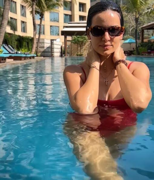 નતાશા સ્ટેનકોવિકે ઓલરાઉન્ડર હાર્દિક પંડ્યા સાથે લગ્ન કર્યા છે. આ કપલે માર્ચ 2020માં લગ્ન કર્યા હતા. લગ્નના બે મહિના પછી, તેણે પ્રેગ્નન્સીના સમાચાર શેર કર્યા અને જુલાઈમાં એક પુત્રને જન્મ આપ્યો.