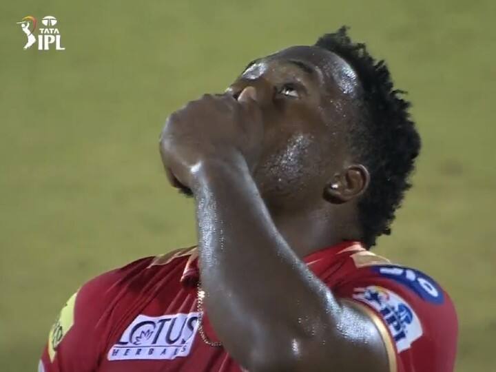 Odean Smith last Over against Gujarat Titans Odean Smith IPL Mega auction Price PBKS vs GT: 6 करोड़ के गेंदबाज ने आखिरी दो गेंदों पर पड़वाए दो छक्के, हार के बाद हो गई ऐसी हालत