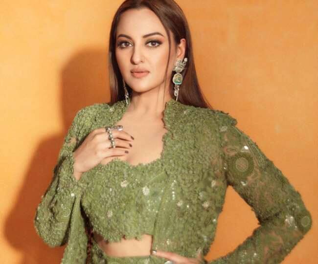 ਸੋਨਾਕਸ਼ੀ ਸਿਨਹਾ ਦੇ ਫੈਨ ਖ਼ੁਦਕਸ਼ੀ ਕਰਨ ਦੀ ਦਿੱਤੀ ਧਮਕੀ, ਫੈਨ ਦਾ ਪਾਗਲਪਣ ਦੇਖ ਉੱਡੇ ਅਦਾਕਾਰਾ ਹੋਸ਼ Sonakshi Sinha's fan threatens to commit suicide ਸੋਨਾਕਸ਼ੀ ਸਿਨਹਾ ਦੇ ਫੈਨ ਖ਼ੁਦਕਸ਼ੀ ਕਰਨ ਦੀ ਦਿੱਤੀ ਧਮਕੀ, ਫੈਨ ਦਾ ਪਾਗਲਪਣ ਦੇਖ ਉੱਡੇ ਅਦਾਕਾਰਾ ਹੋਸ਼