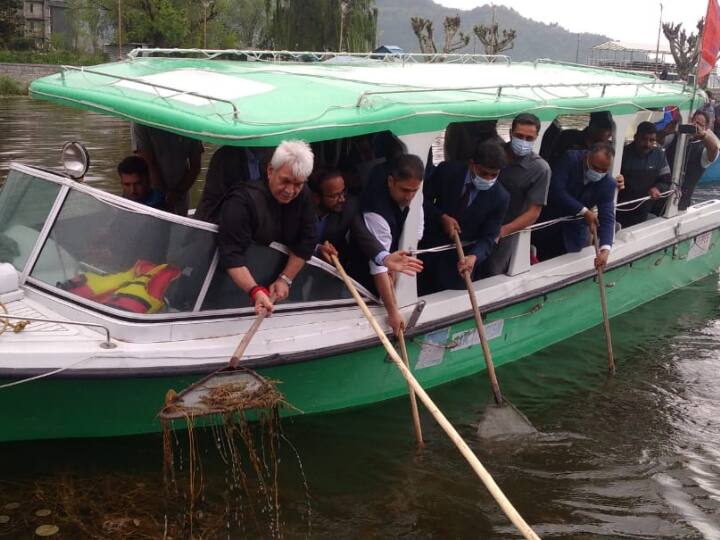पिछले दो सालों में डल झील को साफ करने और जम्मू-कश्मीर में अन्य जल निकायों के संरक्षण और संरक्षण के लिए समर्पित प्रयास शुरू किए गए हैं. इस वर्ष के बजट में डल और नगीन झीलों के विकास और संरक्षण के लिए 373 करोड़ रुपये आवंटित किए गए हैं. लेफ्टिनेंट गवर्नर मनोज सिन्हा ने कहा कि “पिछले साल शुरू किया गया डी-वीडिंग अभियान बहुत सफल रहा था. अब हम मौजूदा बेड़े में नई सफाई मशीनें जोड़ेंगे और 60,000 वर्ग मीटर क्षेत्र को बहाल करने के लिए पश्चिमी तरफ ड्रेजिंग का काम शुरू करेंगे.”
