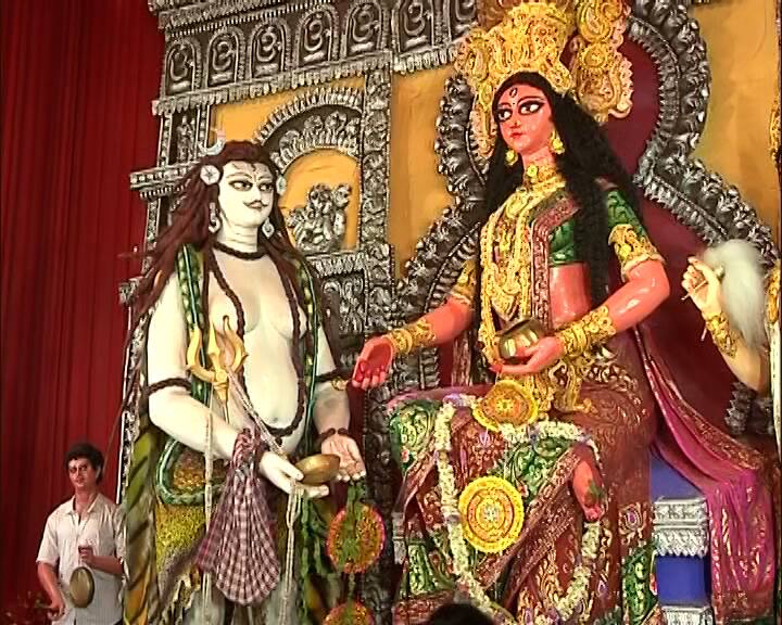 তবে পরিবারের মধ্যেই যে এই পুজো সীমাবদ্ধ থাকে তা নয়। প্রতিবছরই পুজোয় যোগ দেন আশপাশের মানুষ।