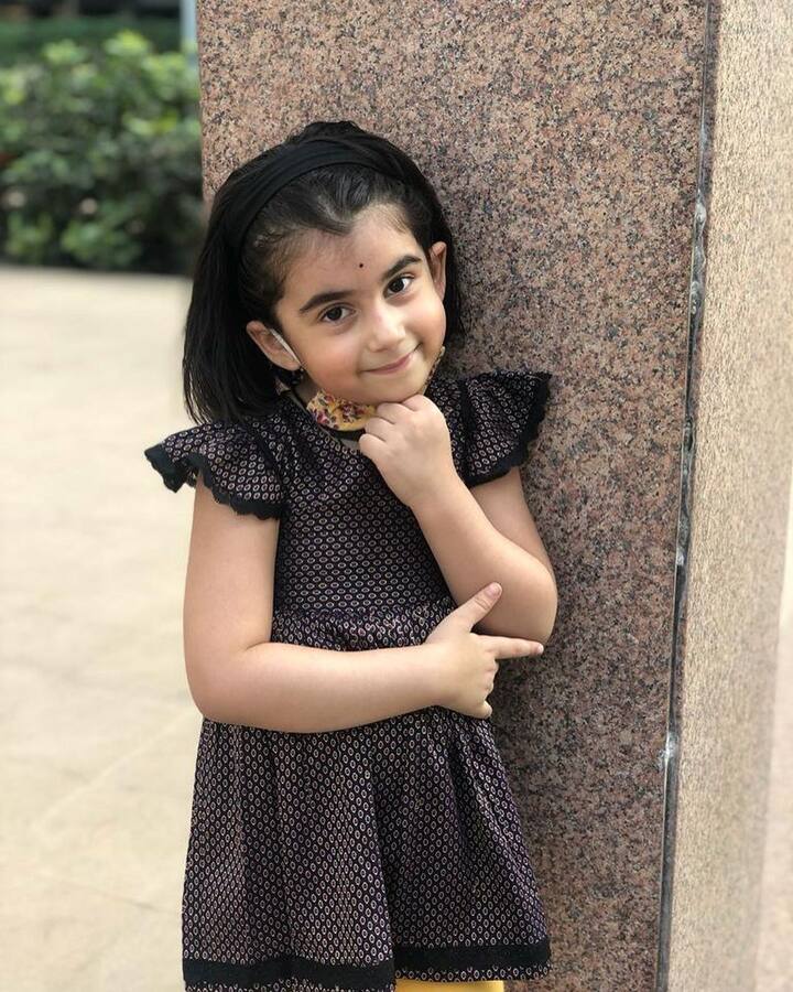 रेणुकाच्या फोटोला राहुलनं कॅप्शन दिलं, 'डियर रेणुका, तु मला जेव्हा माझी चुक दाखवतेस तसेच जेव्हा तुला मी जिथे जाईल तिथे माझ्यासोबत यायचं असतं आणि जेव्हा तुला माझी आठवण येते, तेव्हा तु मला खूप आवडते.' (Rahul Deshpande/ Instagram)