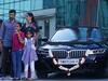 IT कंपनीच्या CEO ने पाच कर्मचाऱ्यांना दिली कोटींची BMW कार भेट, जाणून घ्या काय आहे कारण
