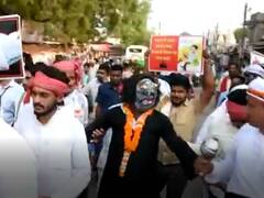 Khairagarh Bypoll: चुनाव जीतने के लिए विधायक विकास उपाध्याय खुद कर रहे हैं नुक्कड़ नाटक, महंगाई को लेकर सरकार पर निशाना