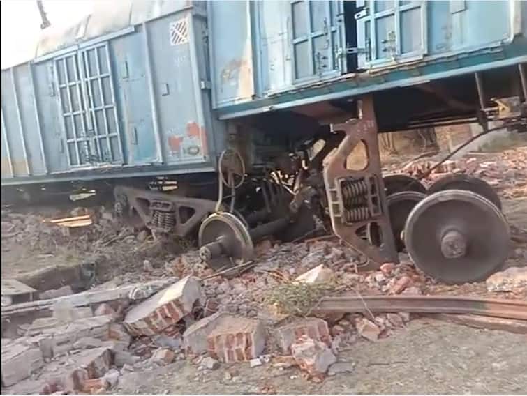 Near Godhra, 3 coaches of a goods train wagon fell into a ditch ગોધરા નજીક ટ્રેનના 3 ડબ્બા ખાડામાં ઉતરી જતા હડકંપ, ઉચ્ચ અધિકારીઓએ શરૂ કરી તપાસ