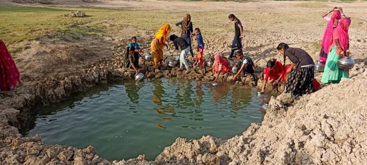 बड़े बर्तन और केन में पानी भर लिया जाए तो उसको घर तक लेकर जाना भी किसी चूनौती से कम नहीं तो ऐसे में महंगा पेट्रोल खर्च करके कोई दुपहिया तो कोई साइकिल से इन भारी बर्तनों को लेकर जाने के लिए मजबूर है.