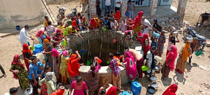 अपनी पड़ताल के अगले चरण में हमारी टीम पहुंची सिणघरी गांव में. यहां जब पानी का एक टैंकर आया तो मानों पूरे गांव में हड़कम्प मच गया. ऐसा इसलिए क्योंकि यहां लोगों को दो से तीन दिन बाद टैंकर के दर्शन होते हैं. जिस जिस को भी गांव में टैंकर आने की खबर लगी सभी अपने बर्तन लेकर दौड़ पड़े पानी भरने के लिए. क्या जवान और क्या महिला सिर्फ़ इतना ही नहीं छोटे छोटे बच्चे भी पानी के लिए जारी इस कवायद का हिस्सा बनते दिखे. पानी का टैंकर गांव में आया और शुरू हो गई मारामारी.
