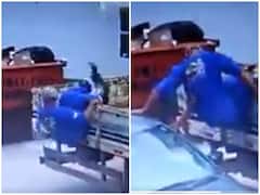 Viral Video: कार ड्राइवर ने ट्रक से लटकते हुए आदमी की बचाई जान, देखें वीडियो