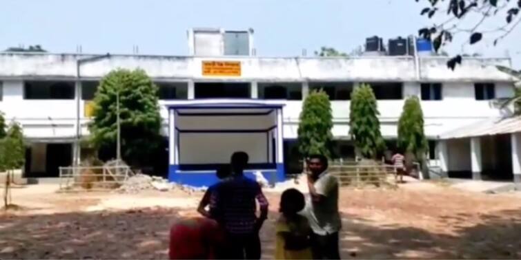 Purba Bardhaman: students hospitalised after drinking ice water in Purba Bardhaman Purba Bardhaman: বরফ জল খেয়ে অসুস্থ একাধিক ছাত্রছাত্রী, শক্তিগড়ের ঘটনায় চাঞ্চল্য