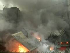 Delhi Fire: दिल्ली के आंनद पर्वत की फैक्ट्री और आजाद मार्केट की दुकानों में लगी आग, मौके पर मौजूद फायर ब्रिगेड
