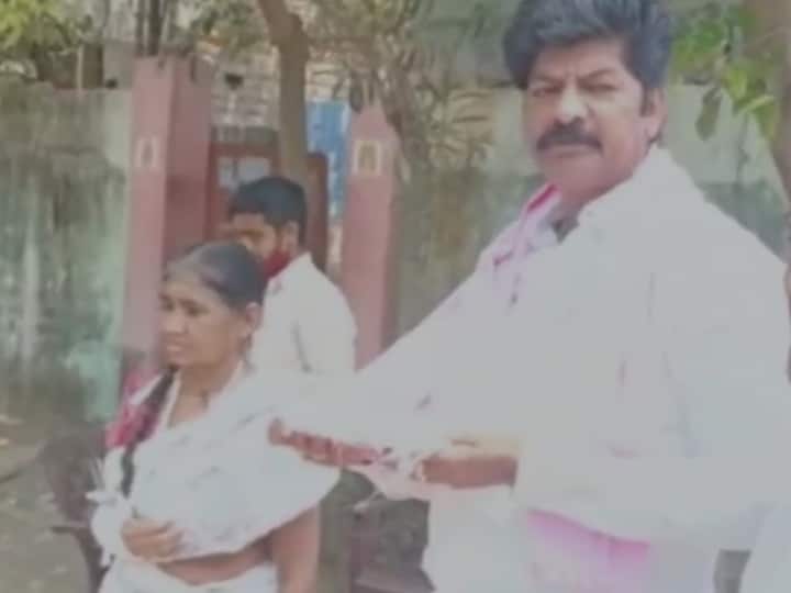 Sankar Naik : ఎమ్మెల్యే జోలె పడితే రూ. ఐదు వేలొచ్చాయ్ ! MLA Shankar Nayak took the sling for the woman who asked for help. Sankar Naik : ఎమ్మెల్యే జోలె పడితే రూ. ఐదు వేలొచ్చాయ్ !