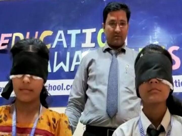 Greater Noida News skills of these sisters of Greater Noida will make you shock ann Greater Noida News: ग्रेटर नोएडा की इन बहनों में है गजब का हुनर! आंखों पर पट्टी बांधकर पढ़ लेती हैं किताबें, पढ़ें पूरी खबर