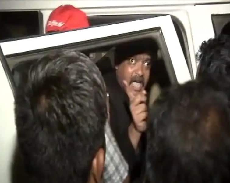 Gunratna Sadavarte Arrest by Mumbai Police ST Strike  ST protesters expelled from Azad Maidan Jayshree patil latest update Gunratna Sadavarte Arrest : अॅड गुणरत्न सदावर्तेंना अटक, तब्बल चार तास वैद्यकीय तपासणी, रात्रभर काय काय घडलं?